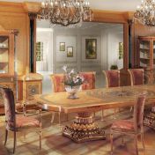 Классическая мебель для столовой в теплых оттенках.
