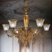 Классическая потолочная люстра с шестью лампами