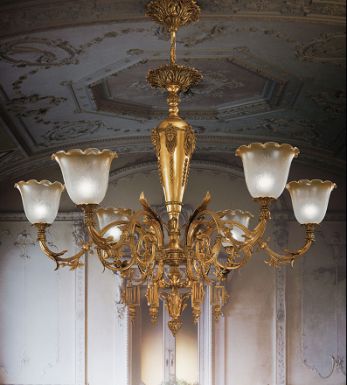 Классическая потолочная люстра с шестью лампами