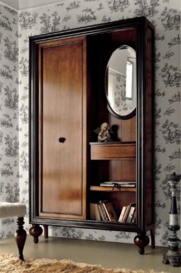 Классическая прихожая с дверкой купе