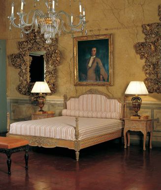 Классическая спальня из натурального дерева