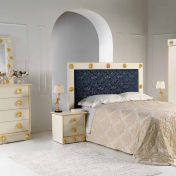 Классическая спальня в светлом лаке с позолоченной отделкой