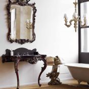 Классическая тумба с раковиной и аксессуары для ванной