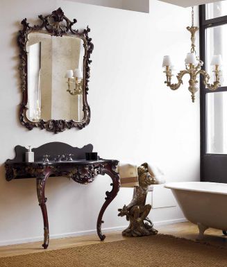 Классическая тумба с раковиной и аксессуары для ванной