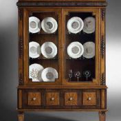 Классическая витрина со стеклянными дверцами.