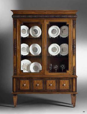 Классическая витрина со стеклянными дверцами.