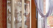 Классическая витрина со стеклянными полками от Tonin Casa