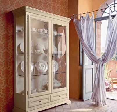 Классическая витрина со стеклянными полками от Tonin Casa