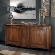 Классический буфет цвета натурального дерева