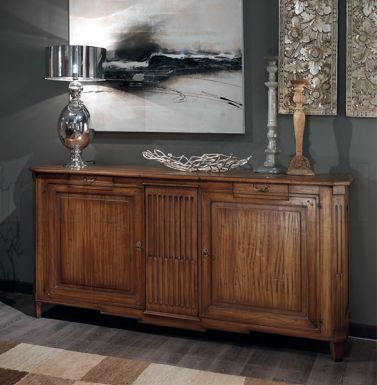 Классический буфет цвета натурального дерева