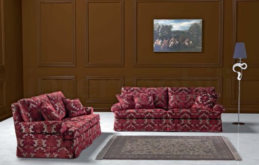 Классический диван в красной обивке