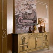 Классический комод золотистого оттенка.