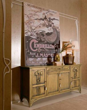 Классический комод золотистого оттенка.