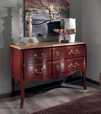 Классический комод на высоких ножках
