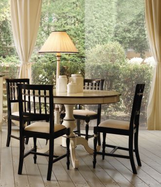 Классический круглый стол и стулья