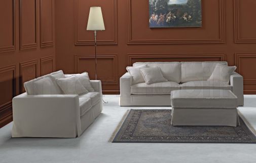 Классический небольшой диванчик