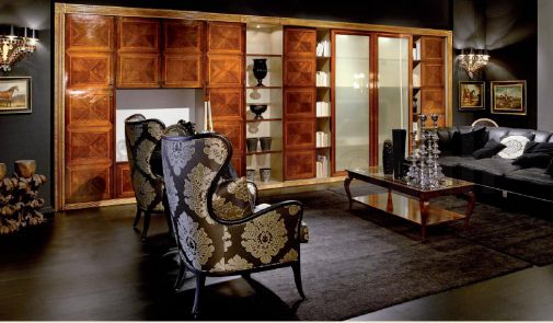 Классический шкаф, кресла и столик для гостиной.