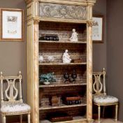 Книжный шкаф и мягкие стулья.