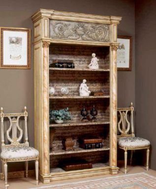 Книжный шкаф и мягкие стулья.