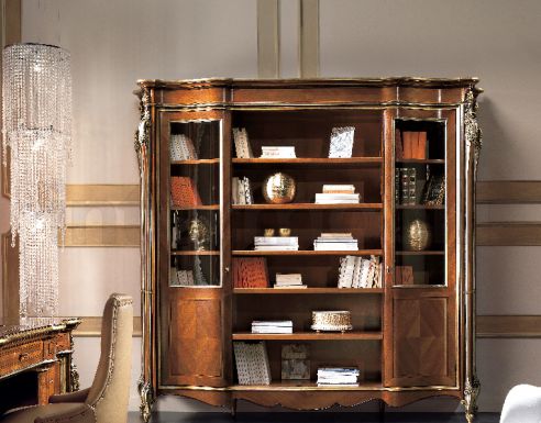 Книжный шкаф и кресло для кабинета