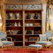 Книжный шкаф, кресла и мягкий пуф.