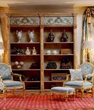 Книжный шкаф, кресла и мягкий пуф.