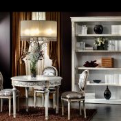 Книжный стеллаж и круглый стол со стульями