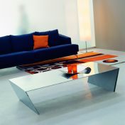 Кофейный столик интересной формы.