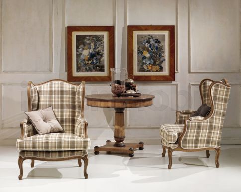 Кофейный столик и кресла с подлокотниками