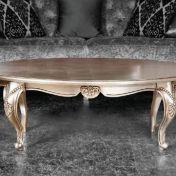 Кофейный столик в золотом цвете.