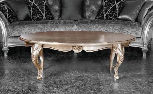 Кофейный столик в золотом цвете.