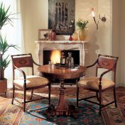 Кофейный столик и стулья с подлокотниками.