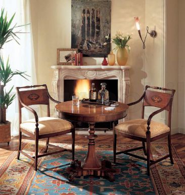 Кофейный столик и стулья с подлокотниками.