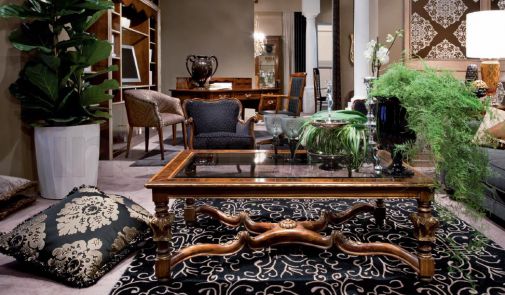 Кофейный столик со стеклянной столешницей.