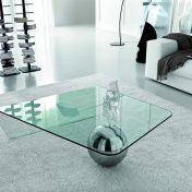 Кофейный столик из стекла.