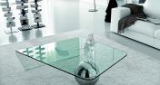 Кофейный столик из стекла.