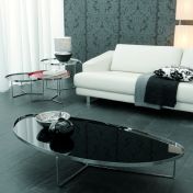 Кофейный столик с зеркальной столешницей.