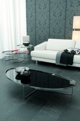 Кофейный столик с зеркальной столешницей.