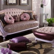 Комфортабельный диван и удобный пуф.