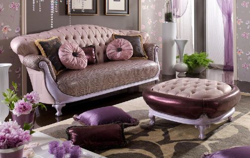 Комфортабельный диван и удобный пуф.