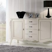 Комод белоснежного цвета.