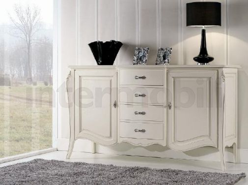 Комод белоснежного цвета.