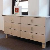 Комод для гостиной светлого оттенка.