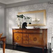 Комод и шикарное зеркало от Chanel.