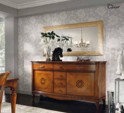 Комод и шикарное зеркало от Chanel.