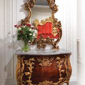 Комод и зеркало с резными позолоченными элементами