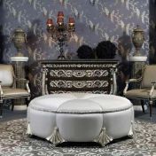 Комод и полумягкие кресла для гостиной.