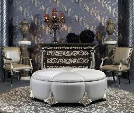 Комод и полумягкие кресла для гостиной.