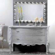 Комод, мягкие стулья и зеркало от MO.WA