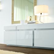 Комод с современным дизайном.